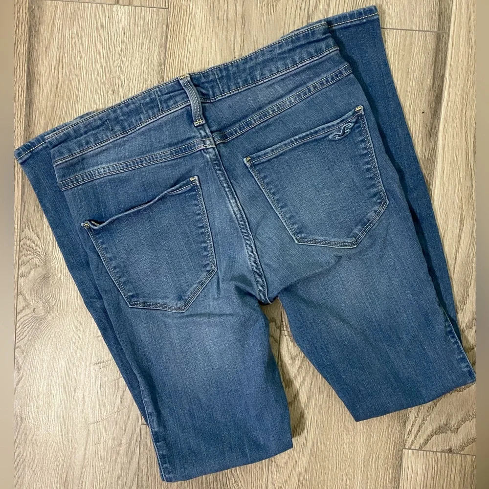 Hollister High Rise Distressed Stretchy Blue Jeans Size 7R - Picture 4 of 4
